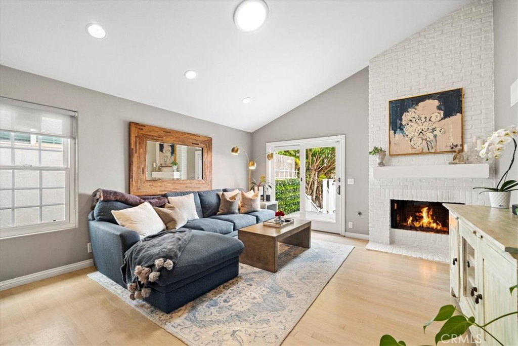 717 W Mariposa Avenue