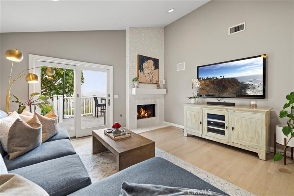 717 W Mariposa Avenue