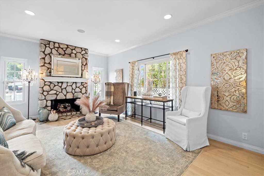 717 W Mariposa Avenue