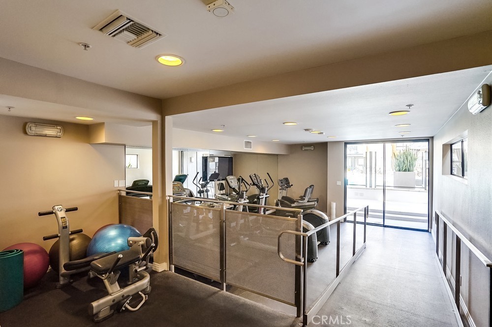 7320 Hawthorn Avenue 409