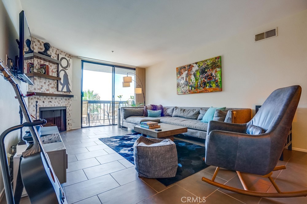 7320 Hawthorn Avenue 409