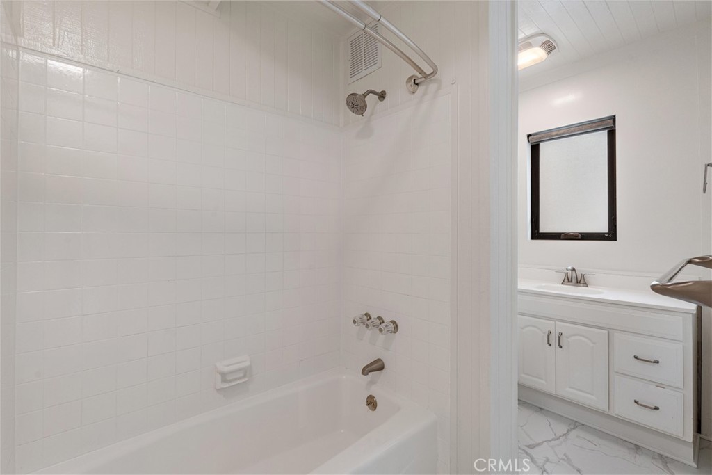 3515 Manhattan Avenue