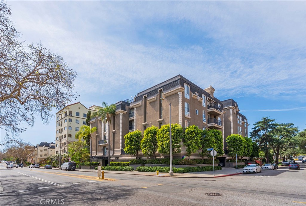 585 N Rossmore Avenue 209