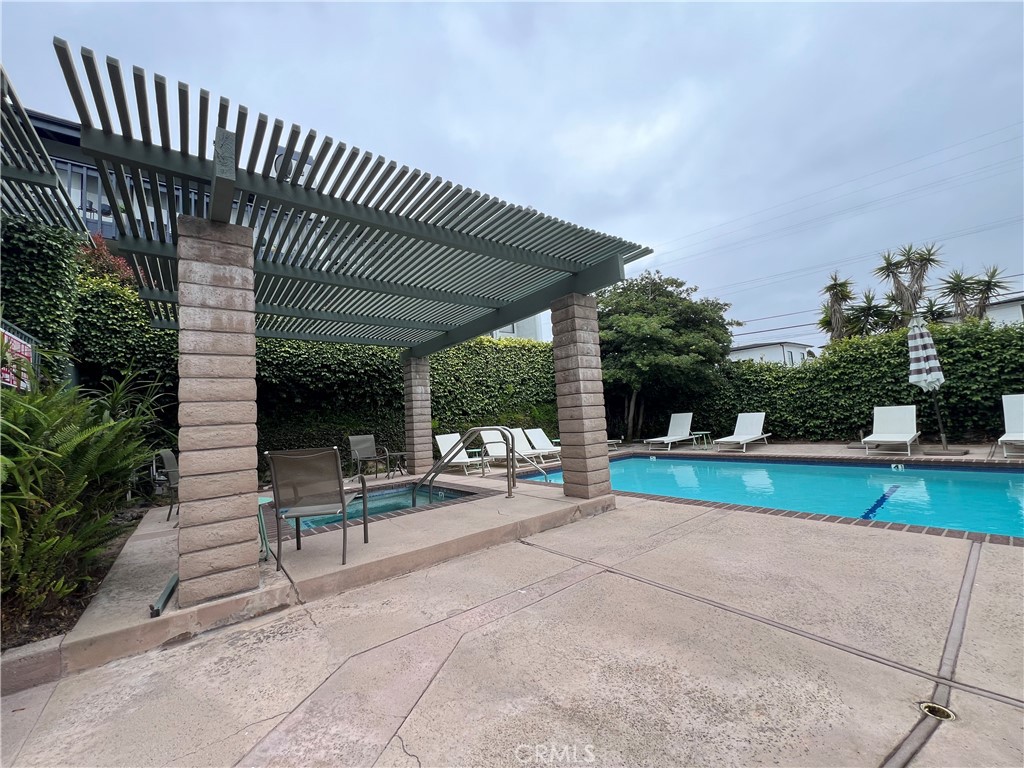 2112 Vanderbilt Lane D