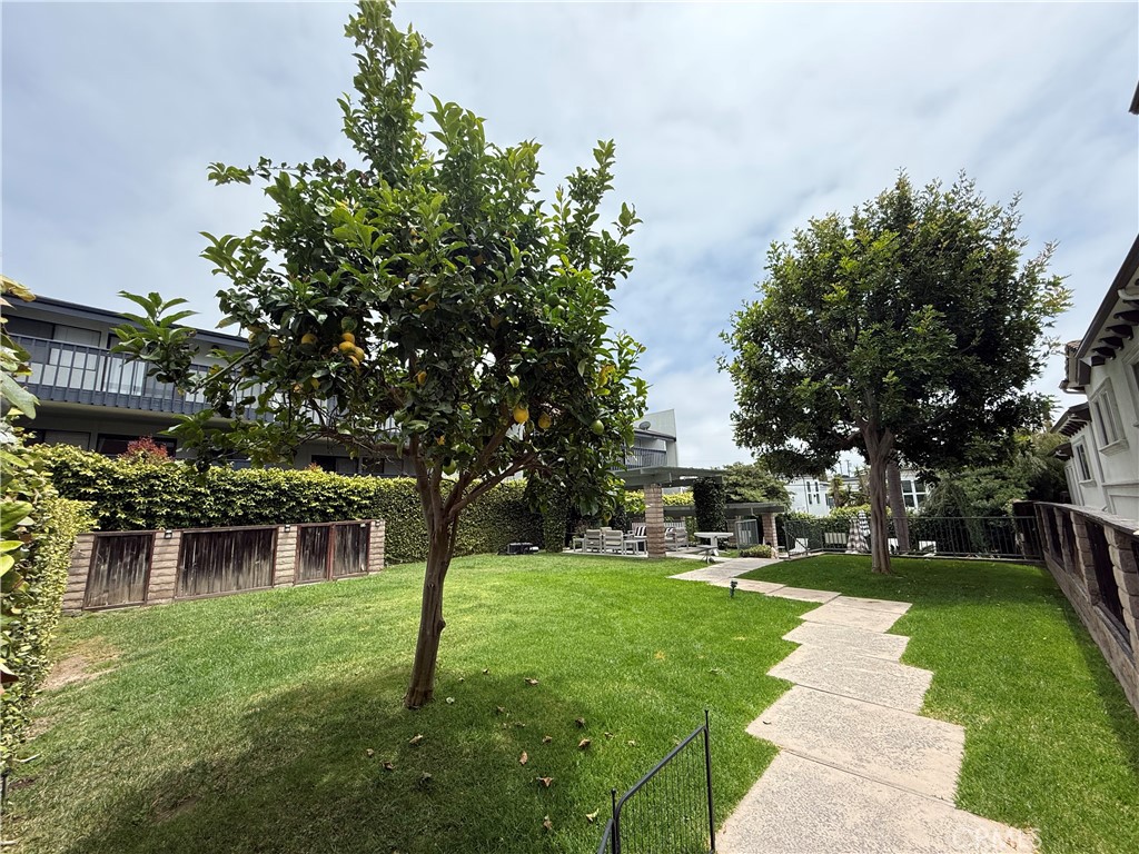 2112 Vanderbilt Lane D