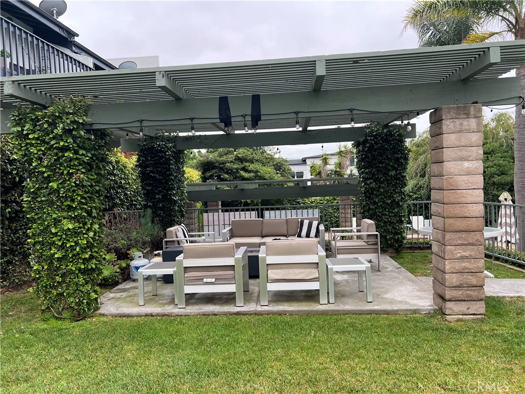 2112 Vanderbilt Lane D