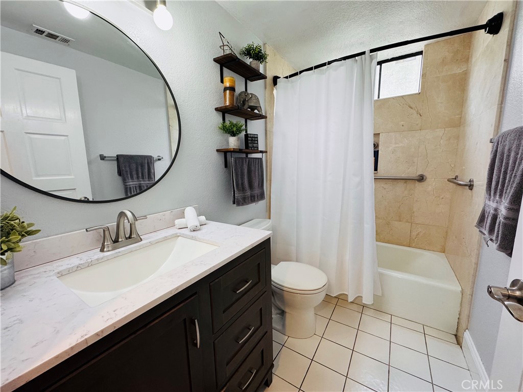 2112 Vanderbilt Lane D