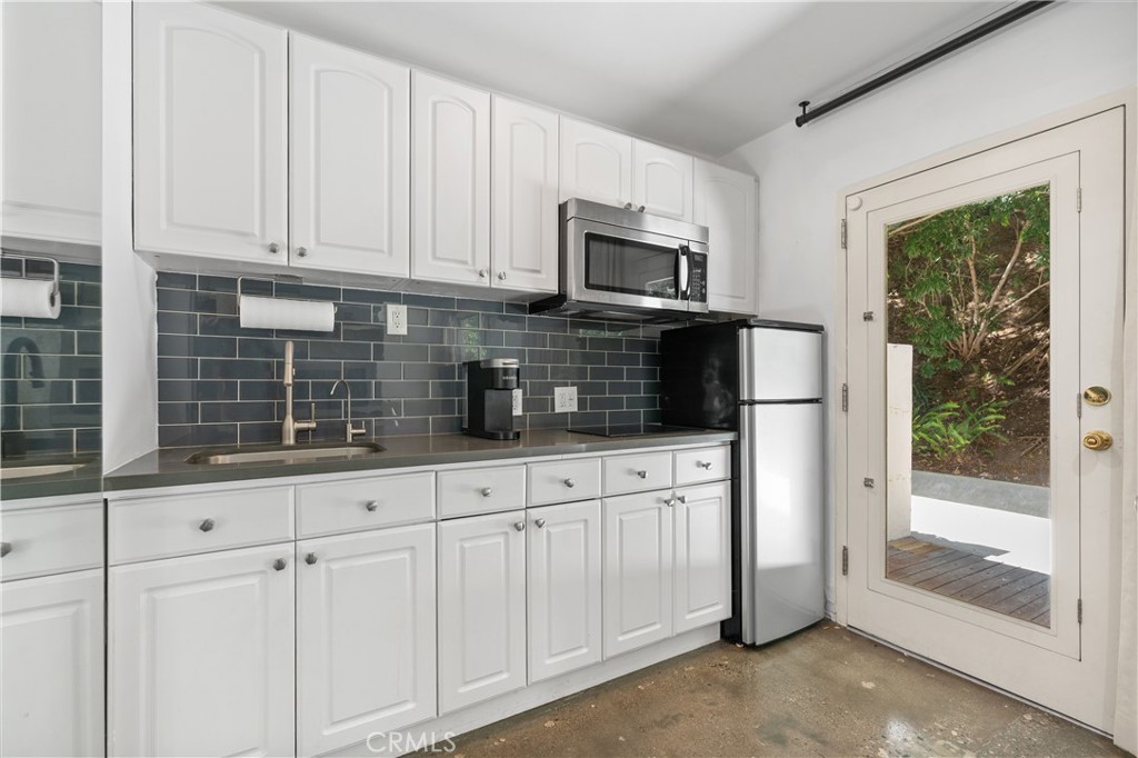 8787 Shoreham Drive B4