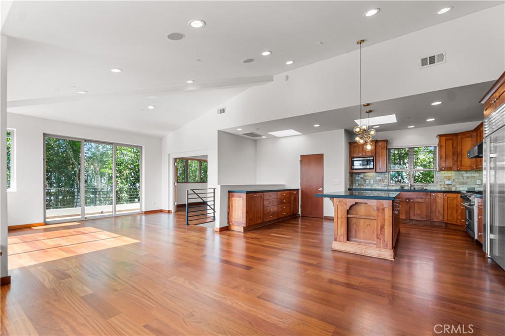 1542 Manhattan Beach Blvd