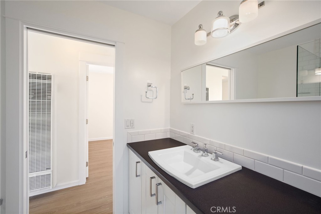 2720 27201/2 Carnegie Lane