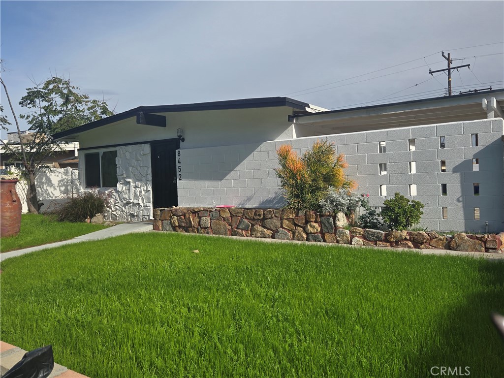 8452 8452 Stanton Avenue