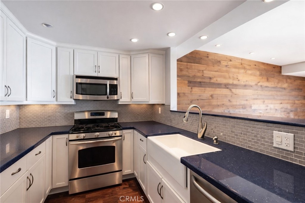 653 Manhattan Beach Boulevard M