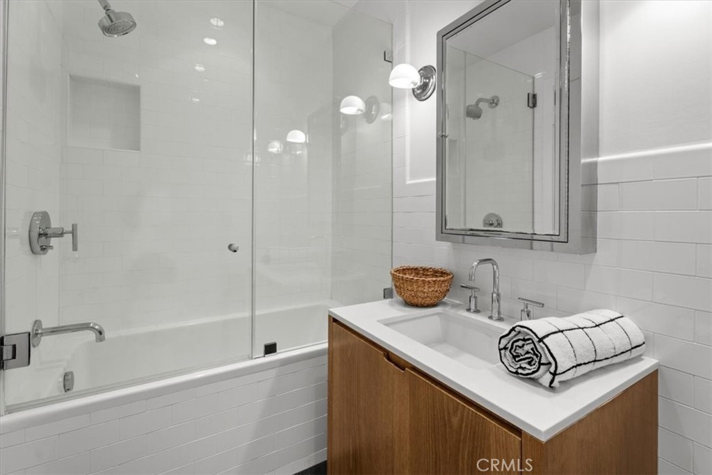 8701 Delgany 205