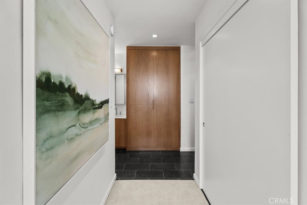 8701 Delgany 205