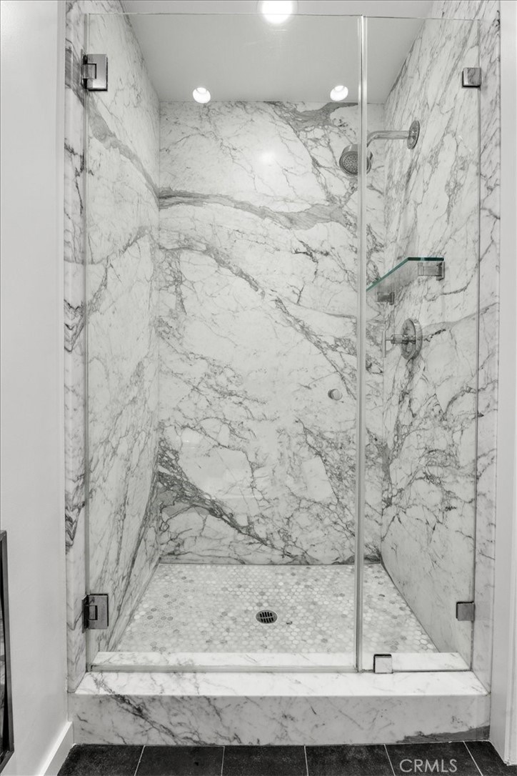 8701 Delgany 205