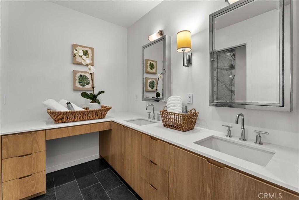 8701 Delgany 205