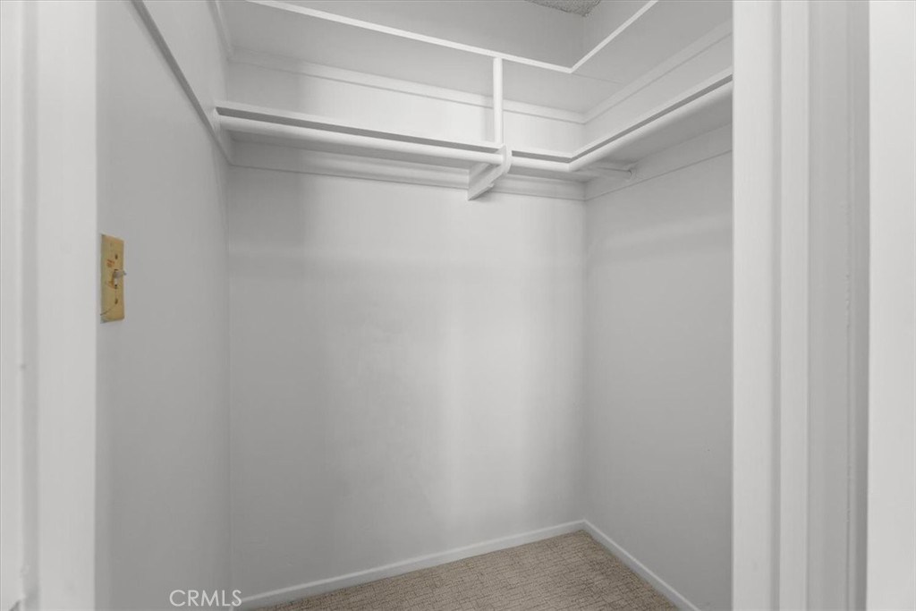 8701 Delgany 205