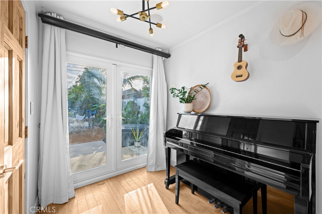 1121 S Eucalyptus