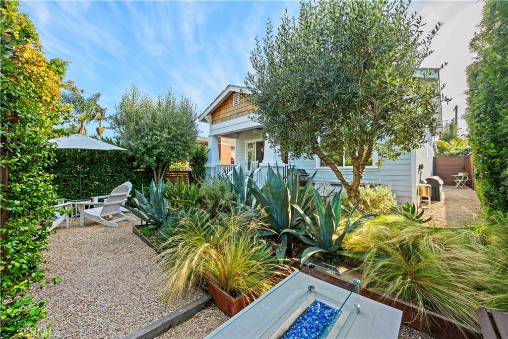 1121 S Eucalyptus