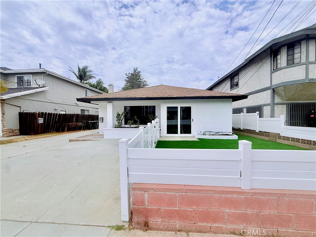 2111 Perry