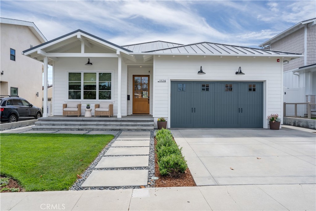 1126 E Acacia