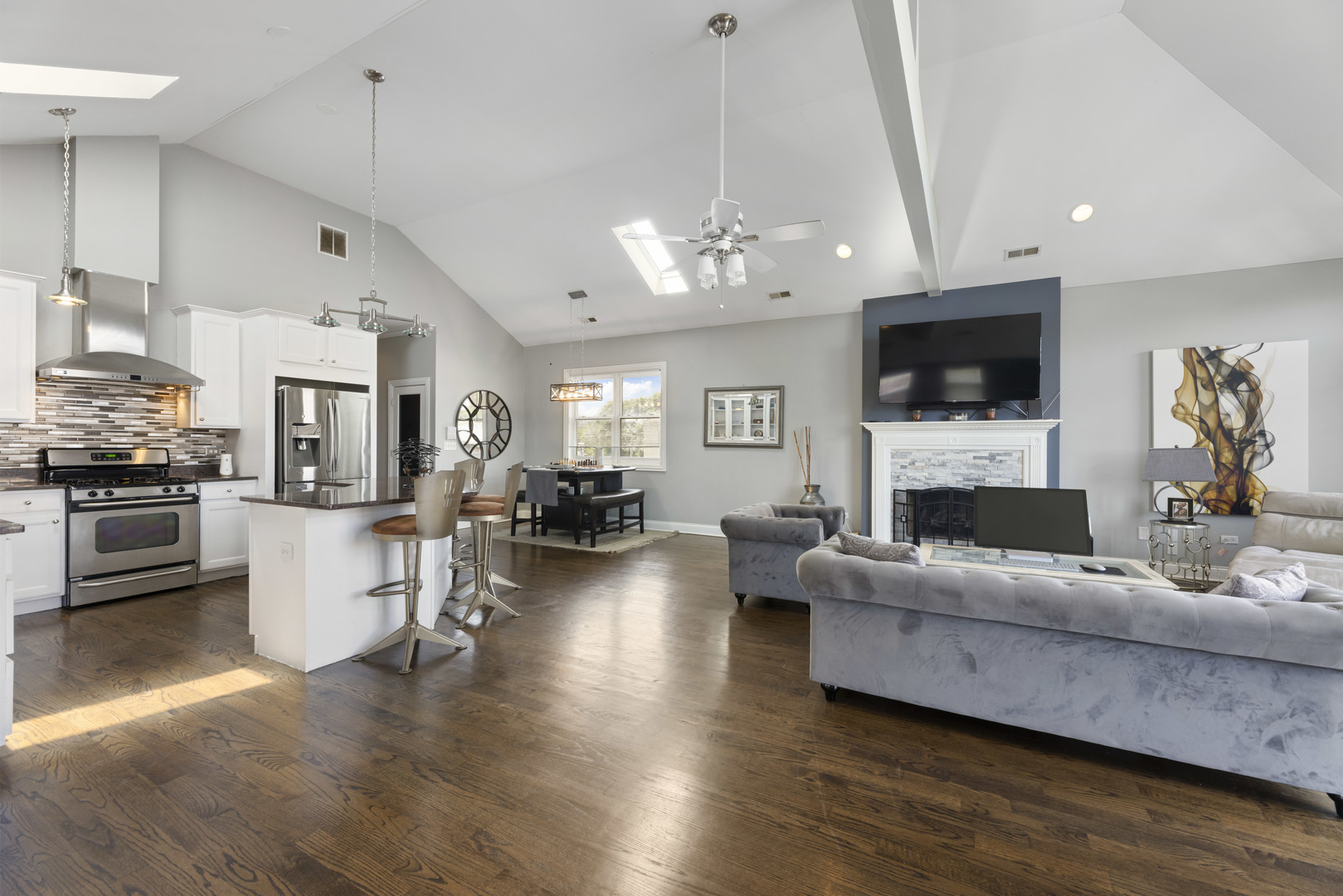 471 E Bowen Avenue Unit: 4