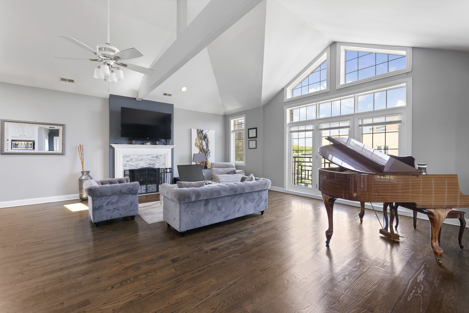 471 E Bowen Avenue Unit: 4