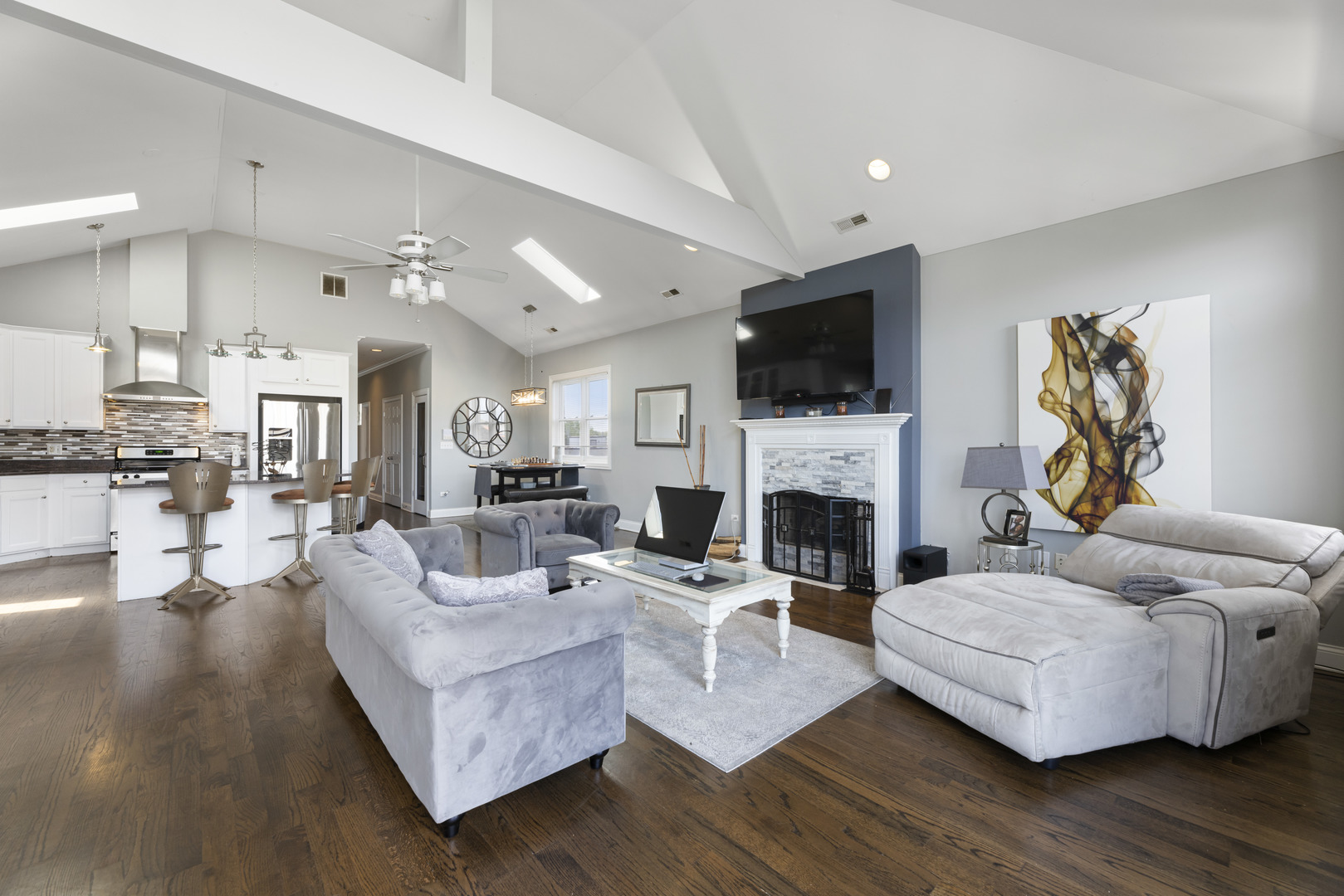 471 E Bowen Avenue Unit: 4