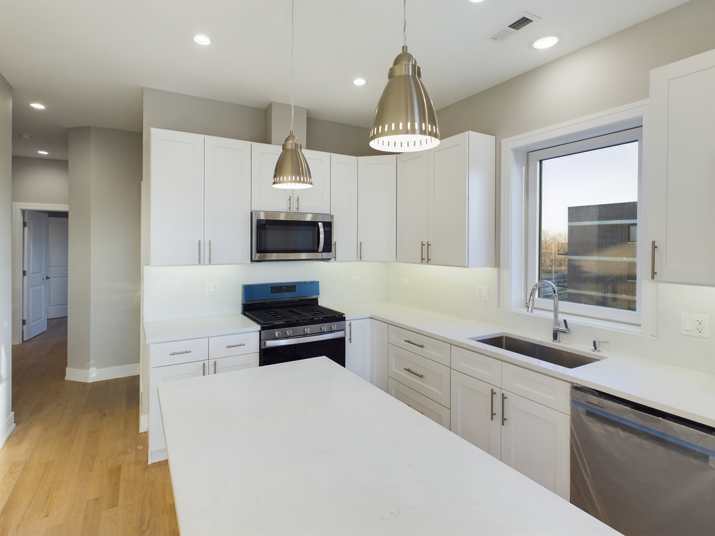 3745 S Lake Park Avenue Unit: 4N