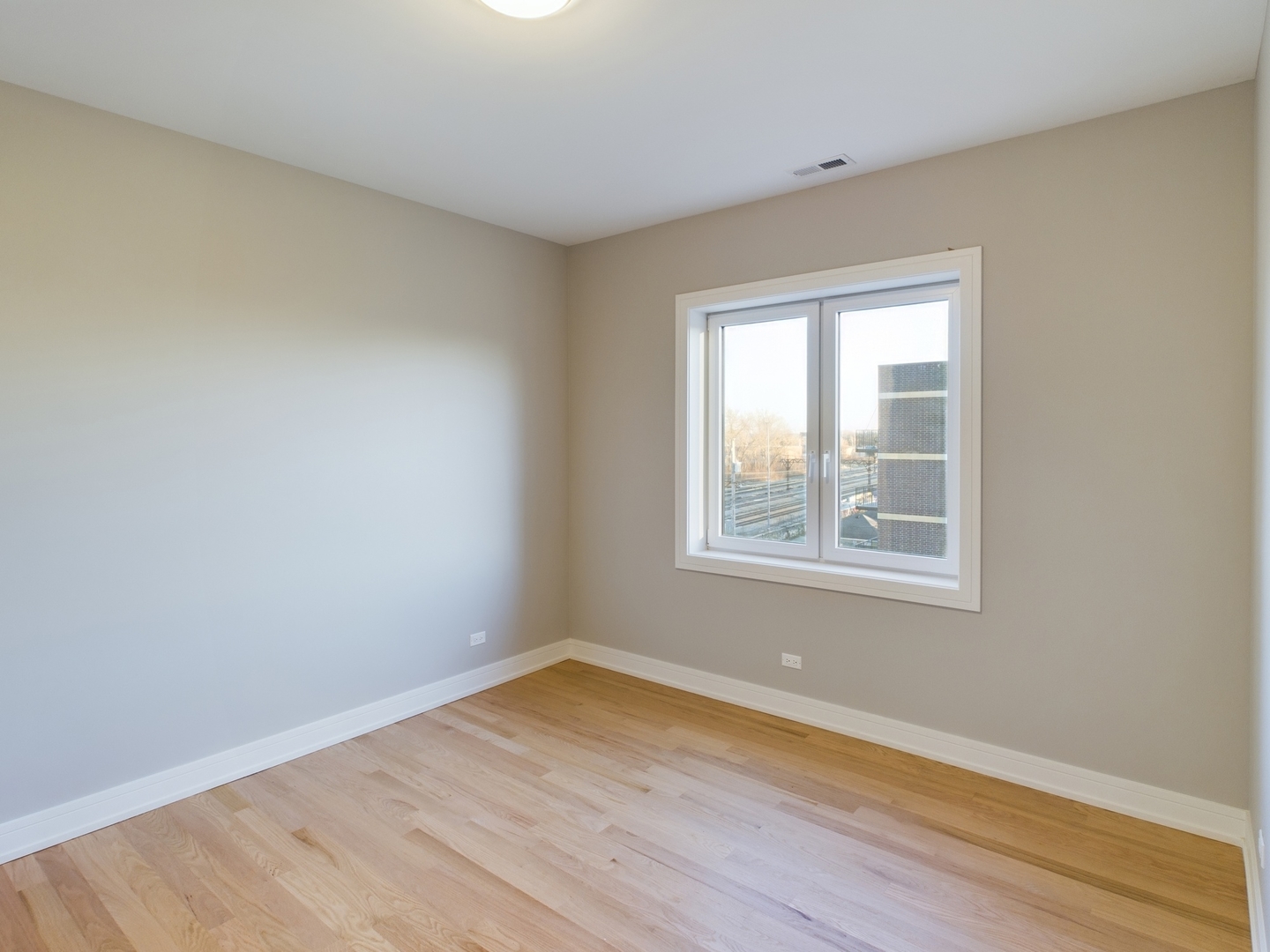 3745 S Lake Park Avenue Unit: 4N