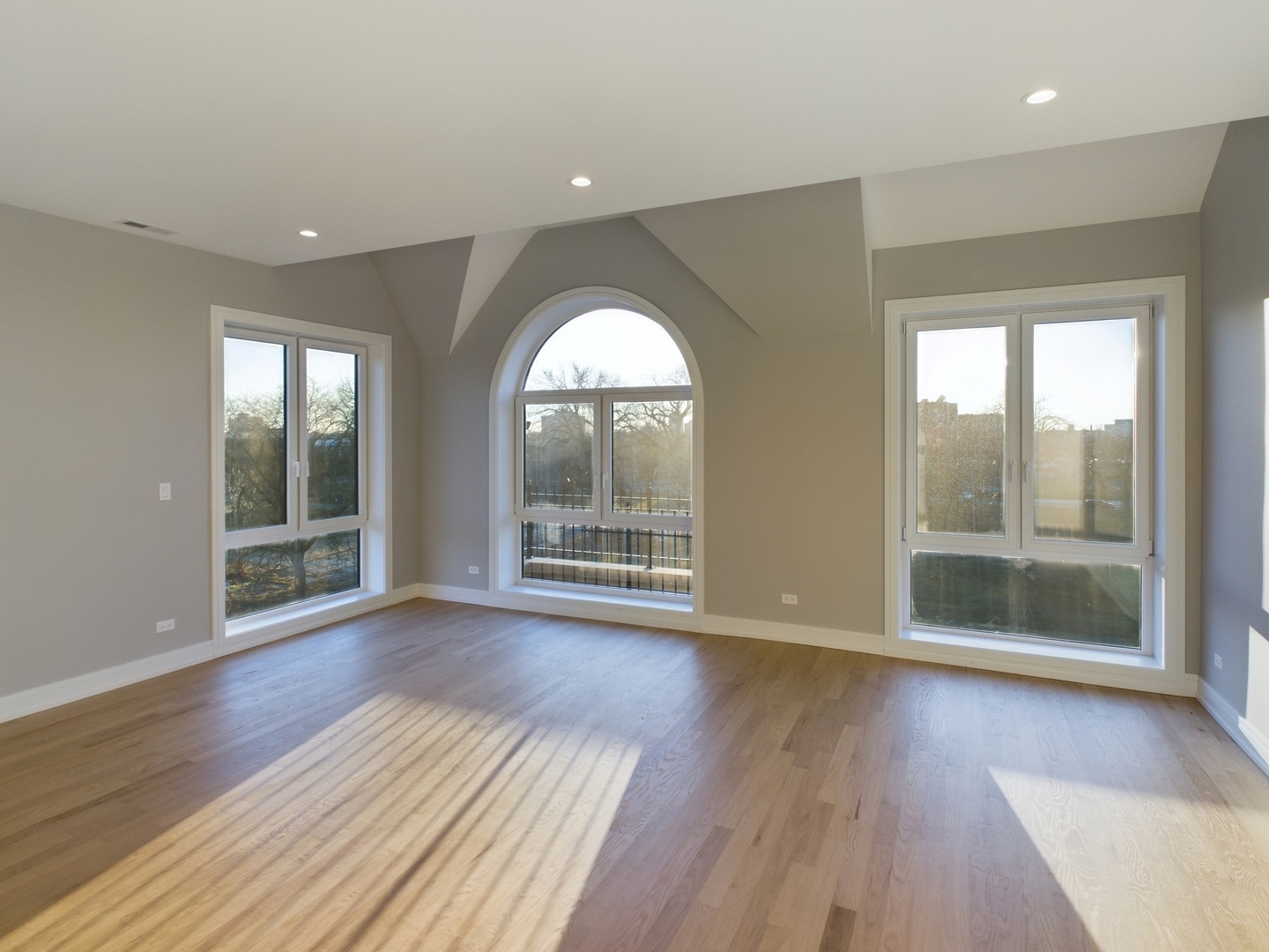 3745 S Lake Park Avenue Unit: 4N