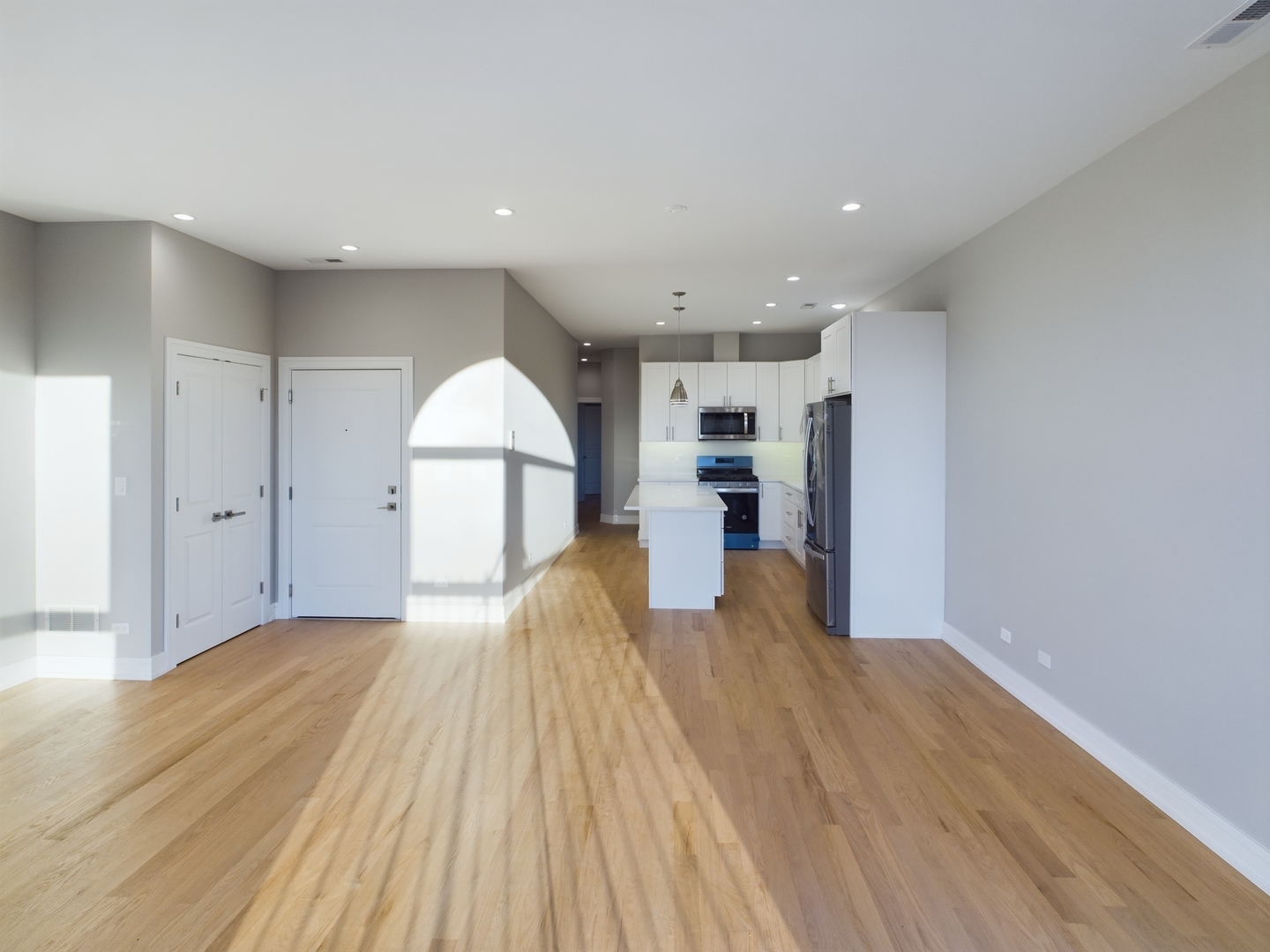3745 S Lake Park Avenue Unit: 4N
