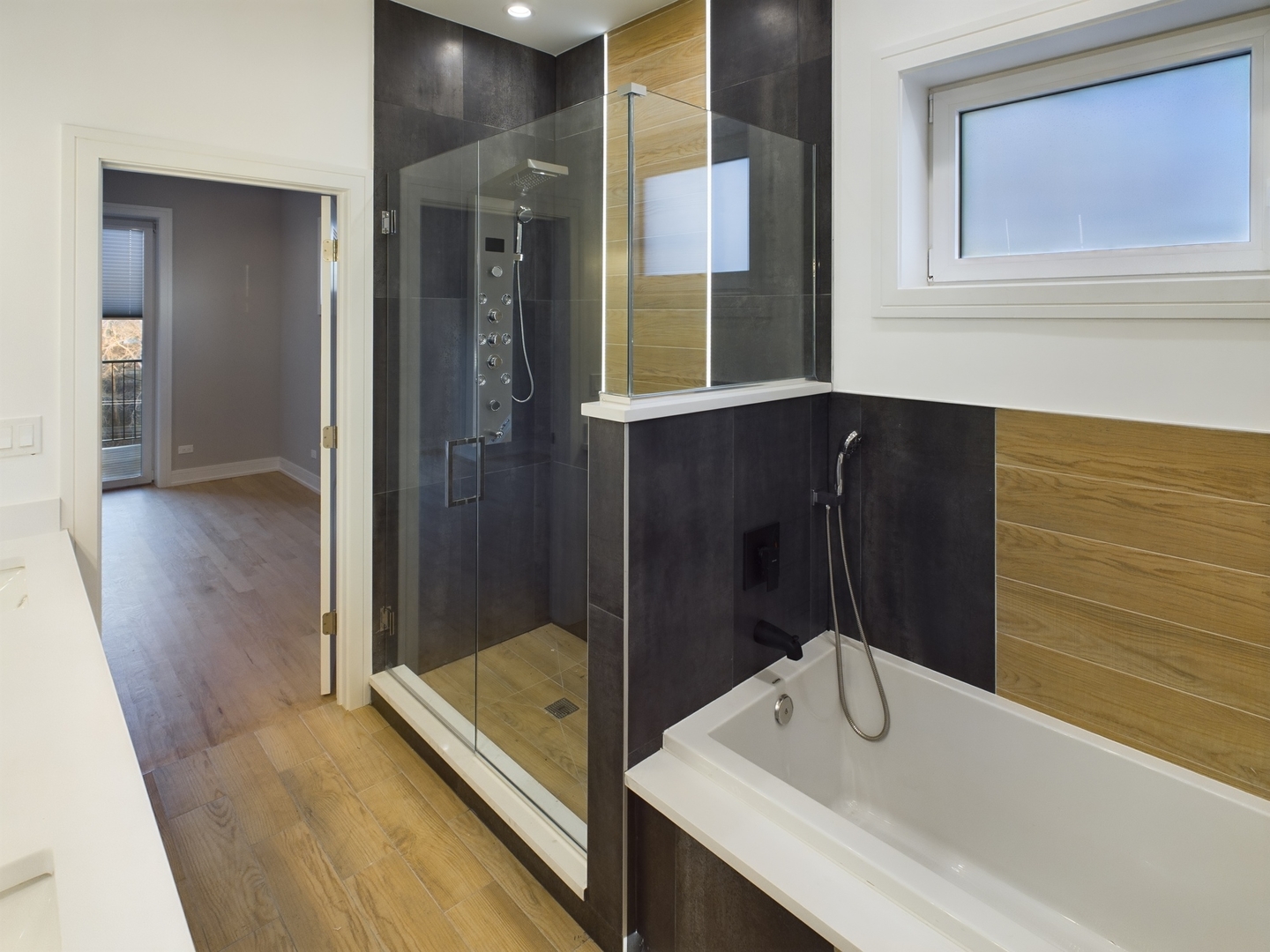 3745 S Lake Park Avenue Unit: 4N