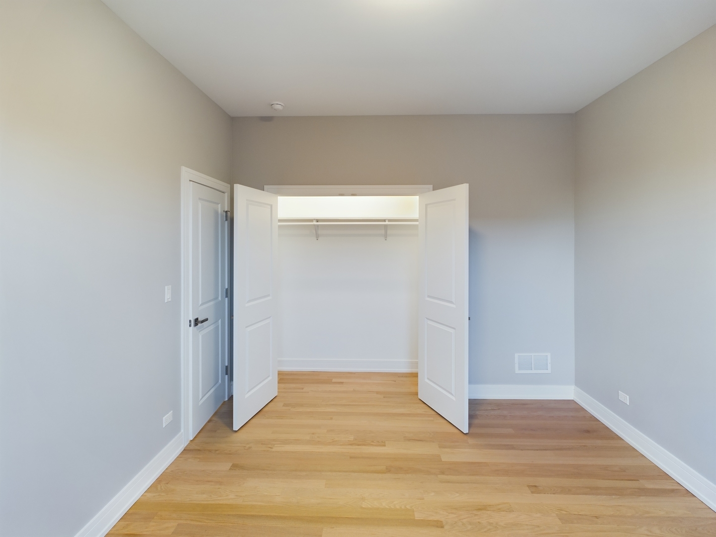 3745 S Lake Park Avenue Unit: 4N