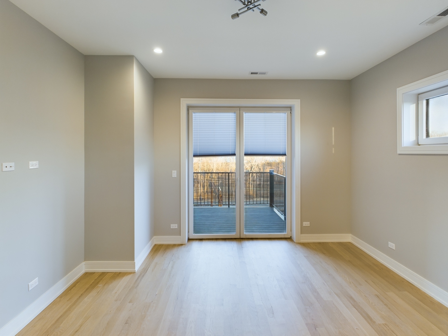 3745 S Lake Park Avenue Unit: 4N