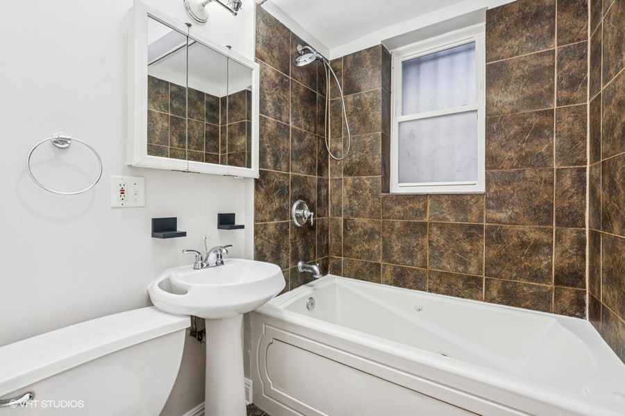 4909 N JANSSEN Avenue Unit: GDN