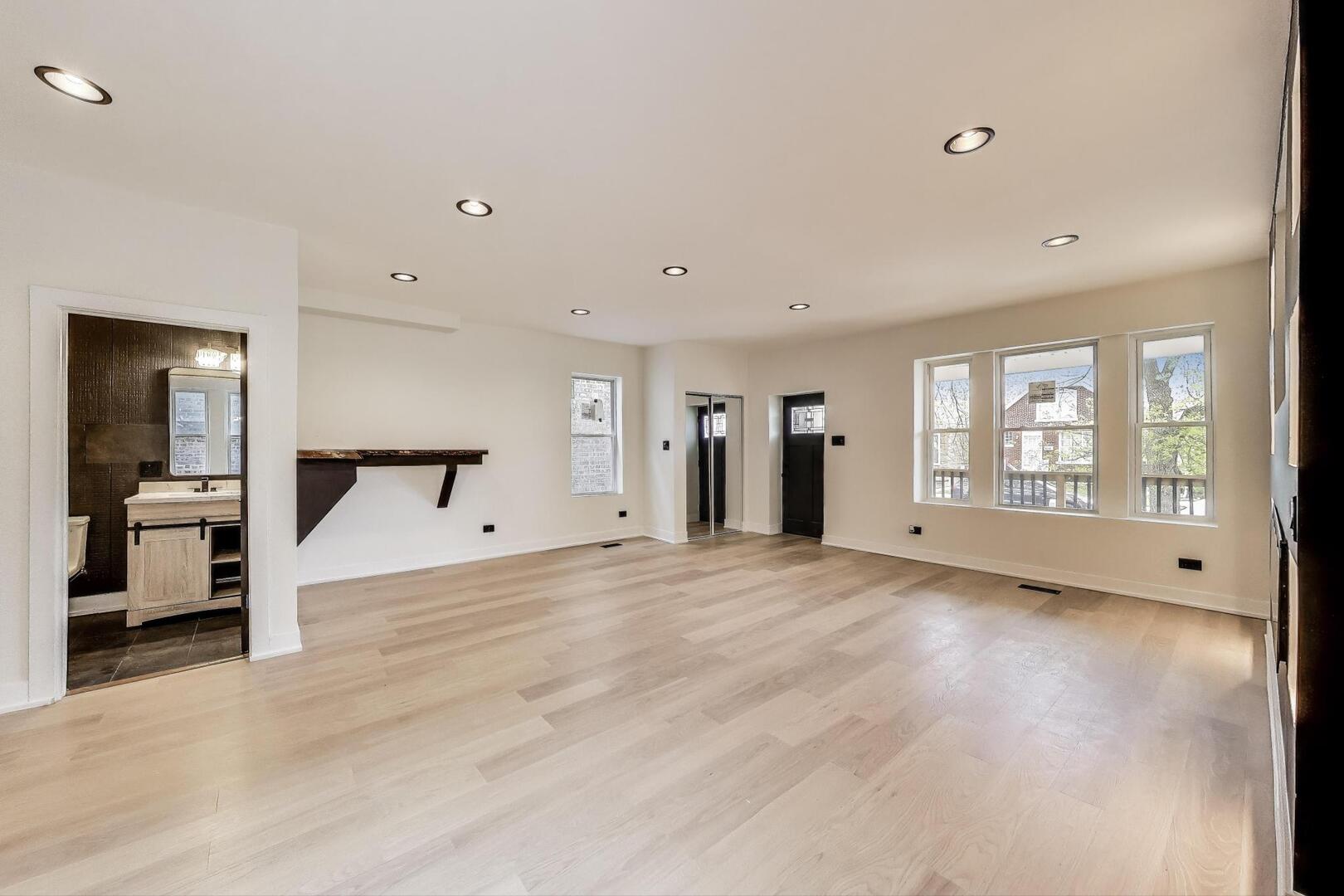 7716 S Rhodes Avenue