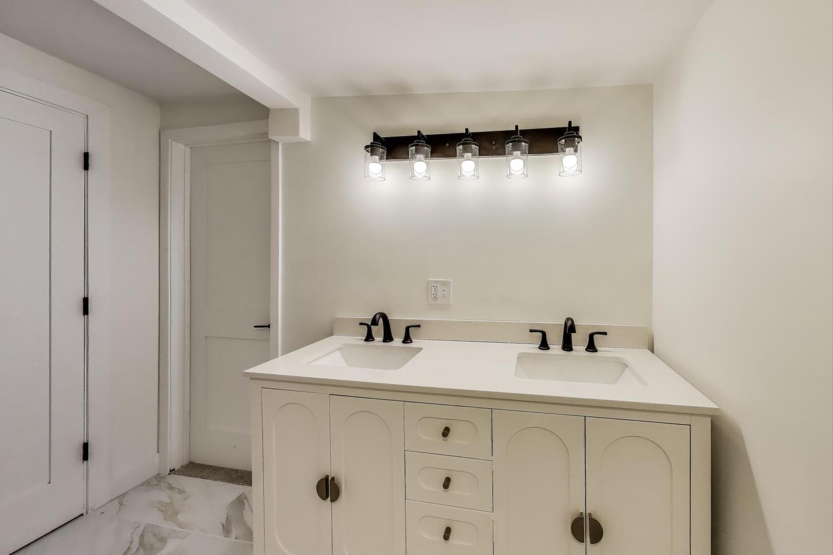 7716 S Rhodes Avenue