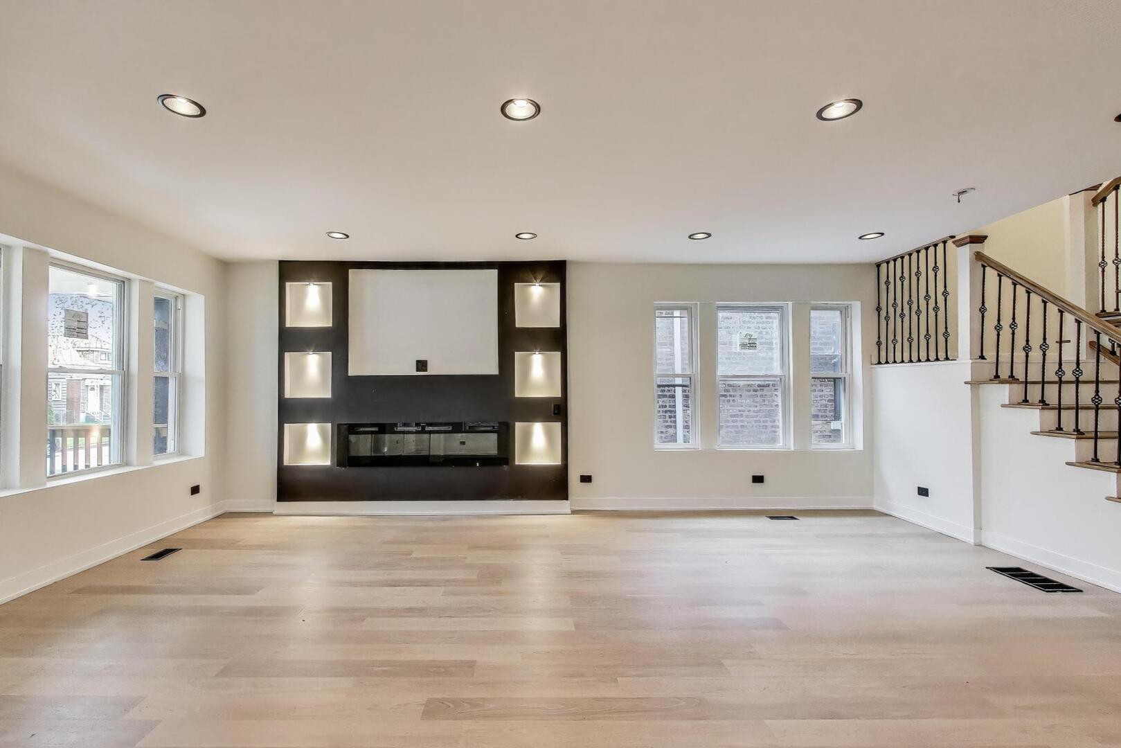 7716 S Rhodes Avenue