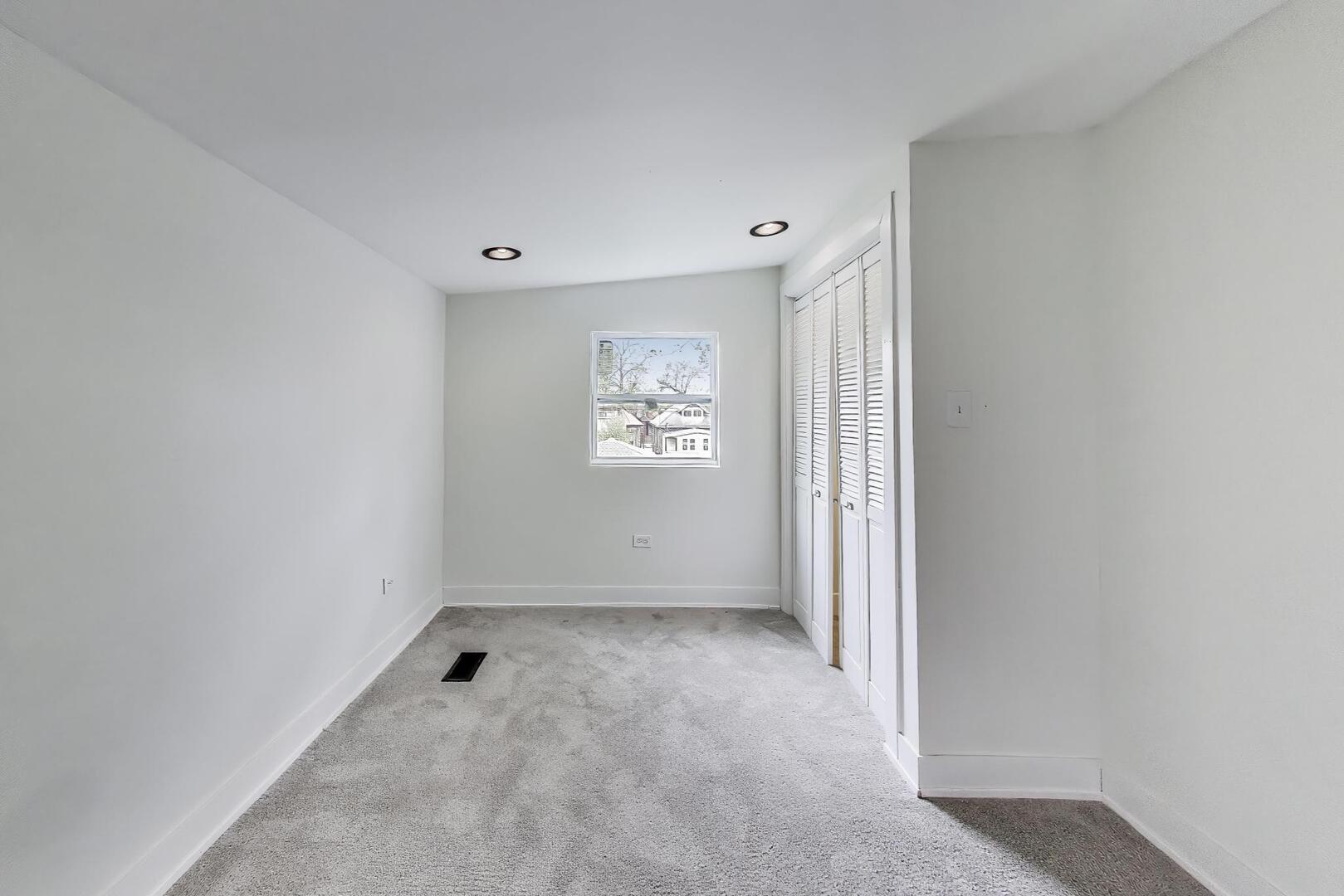 7716 S Rhodes Avenue