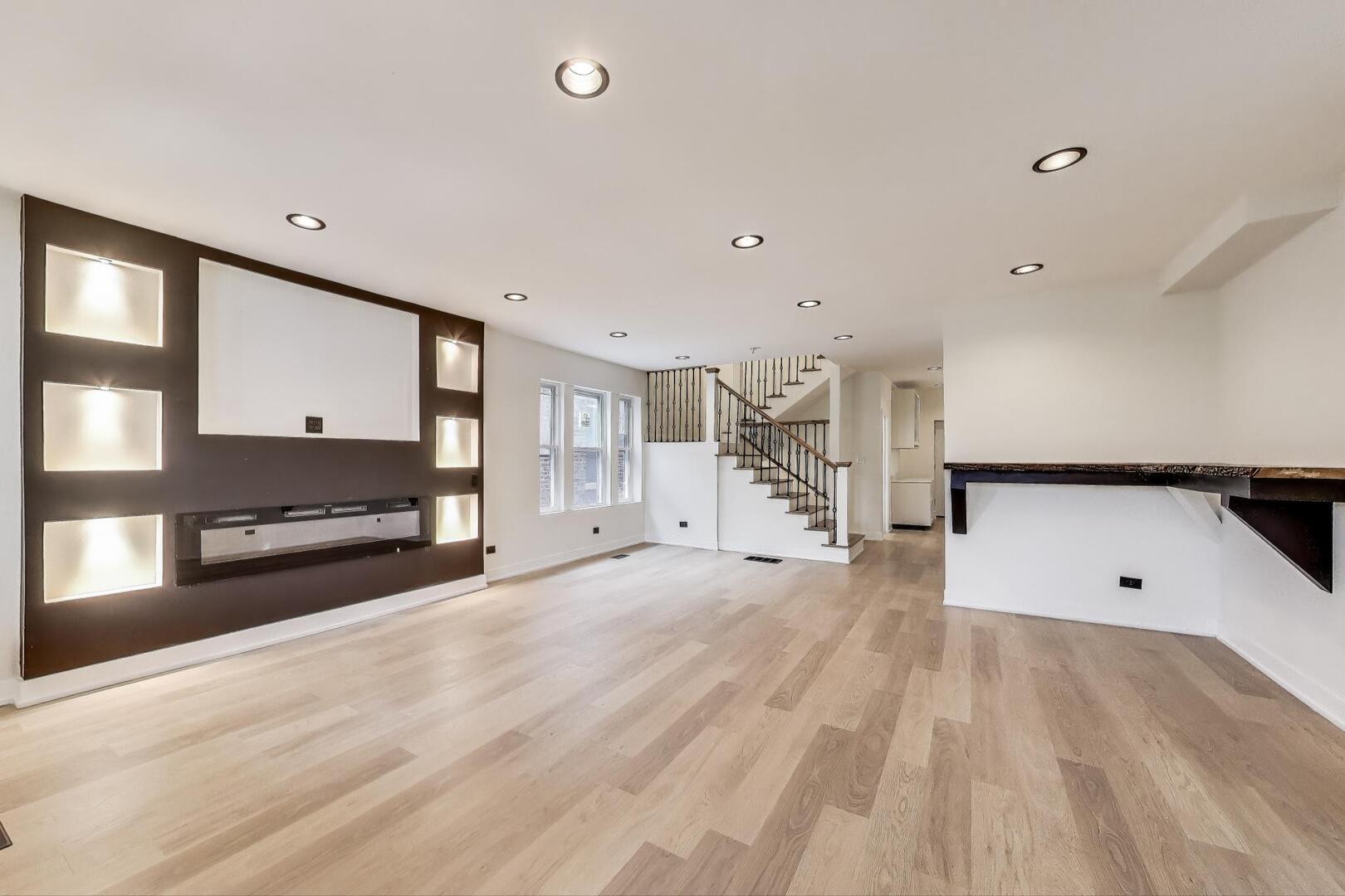 7716 S Rhodes Avenue