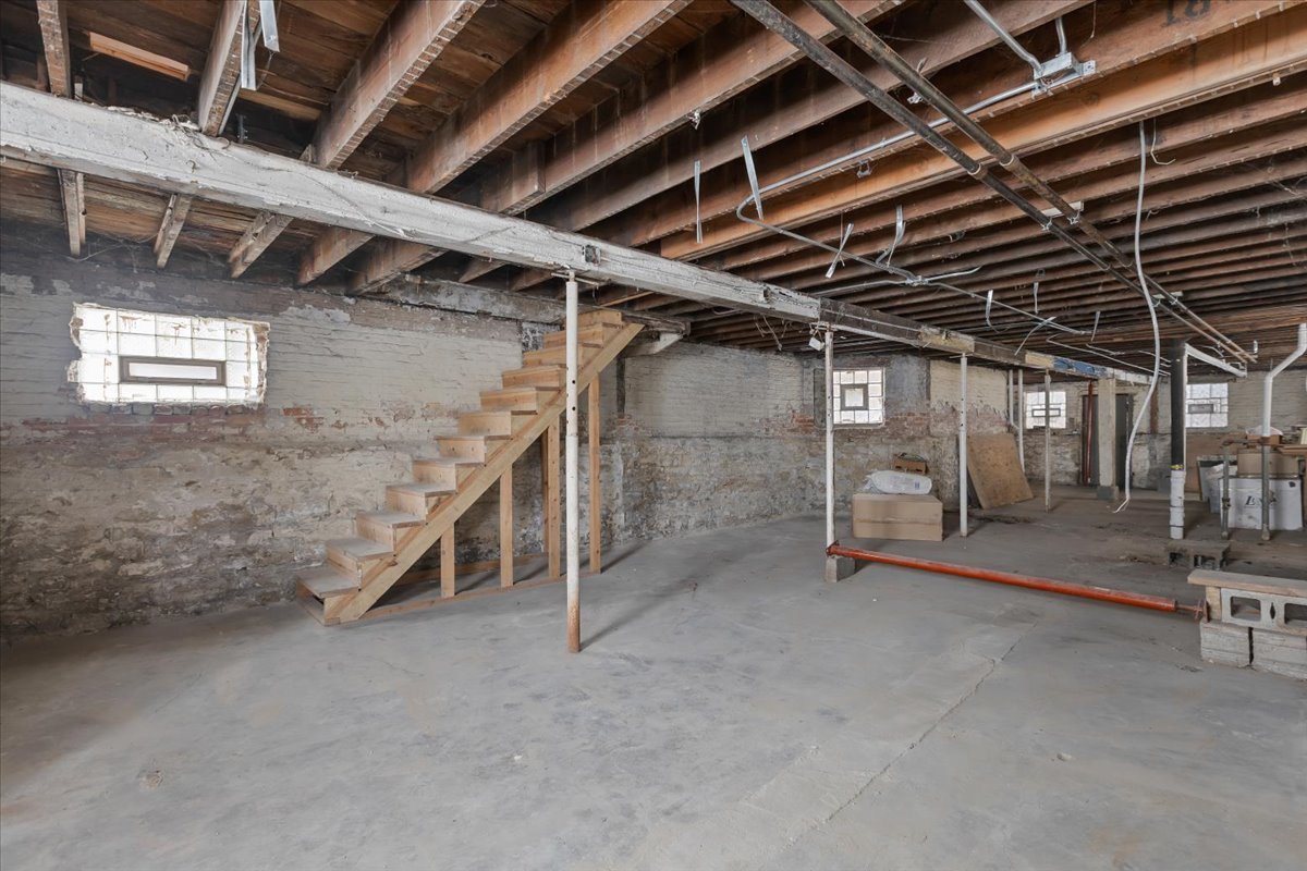 6351 S DREXEL Avenue