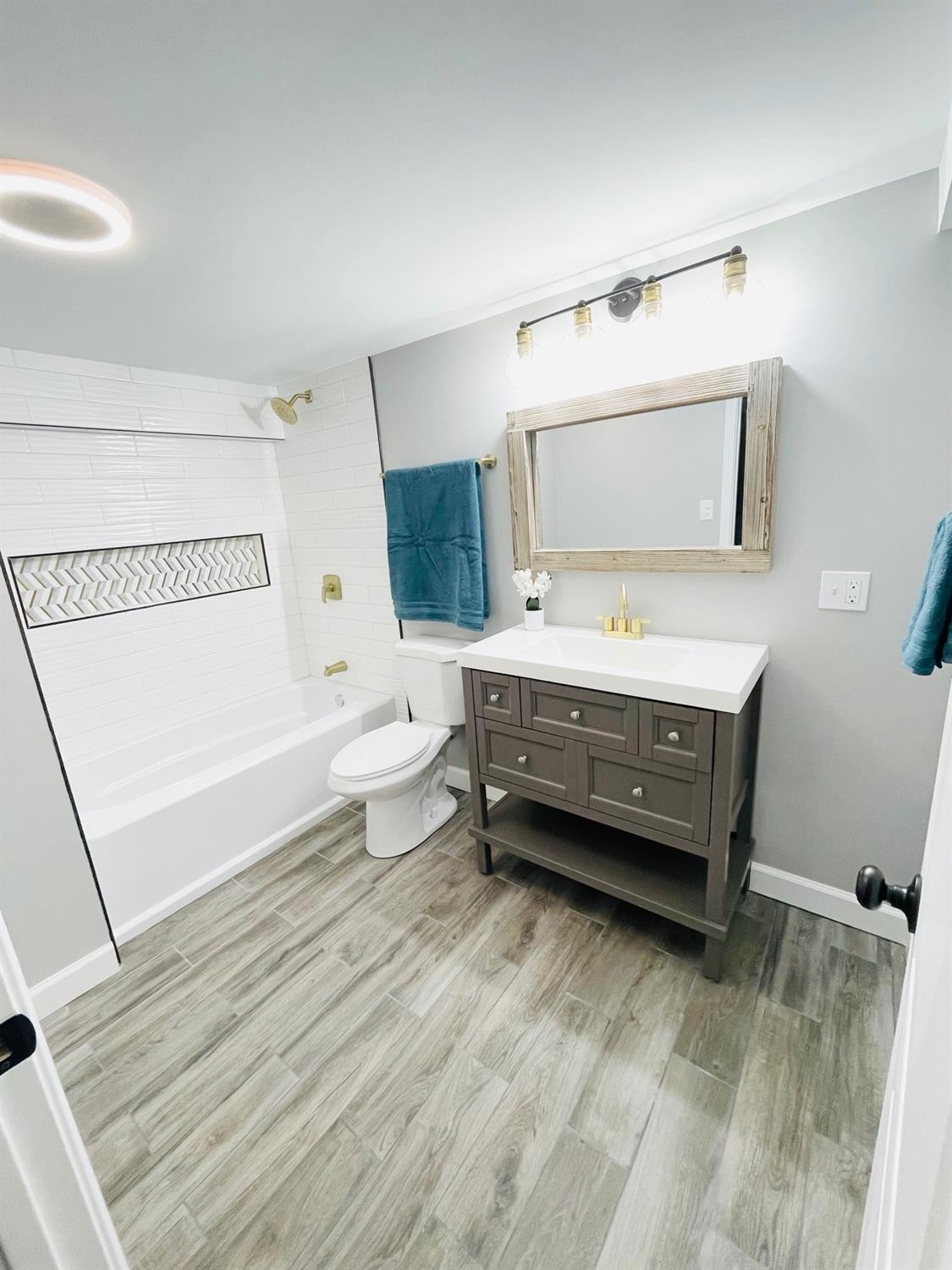 346 W 55th Place