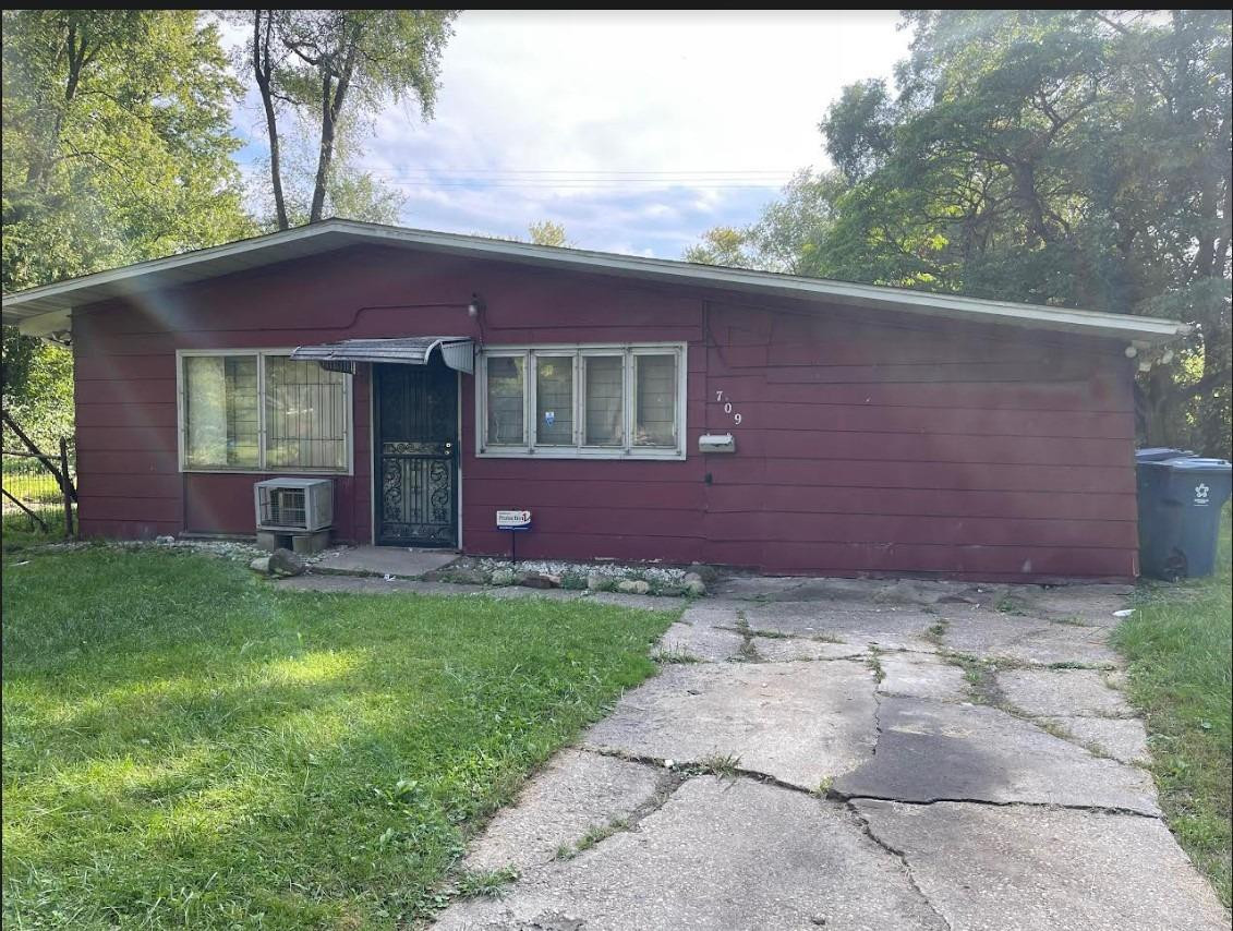 709 E 48th Place