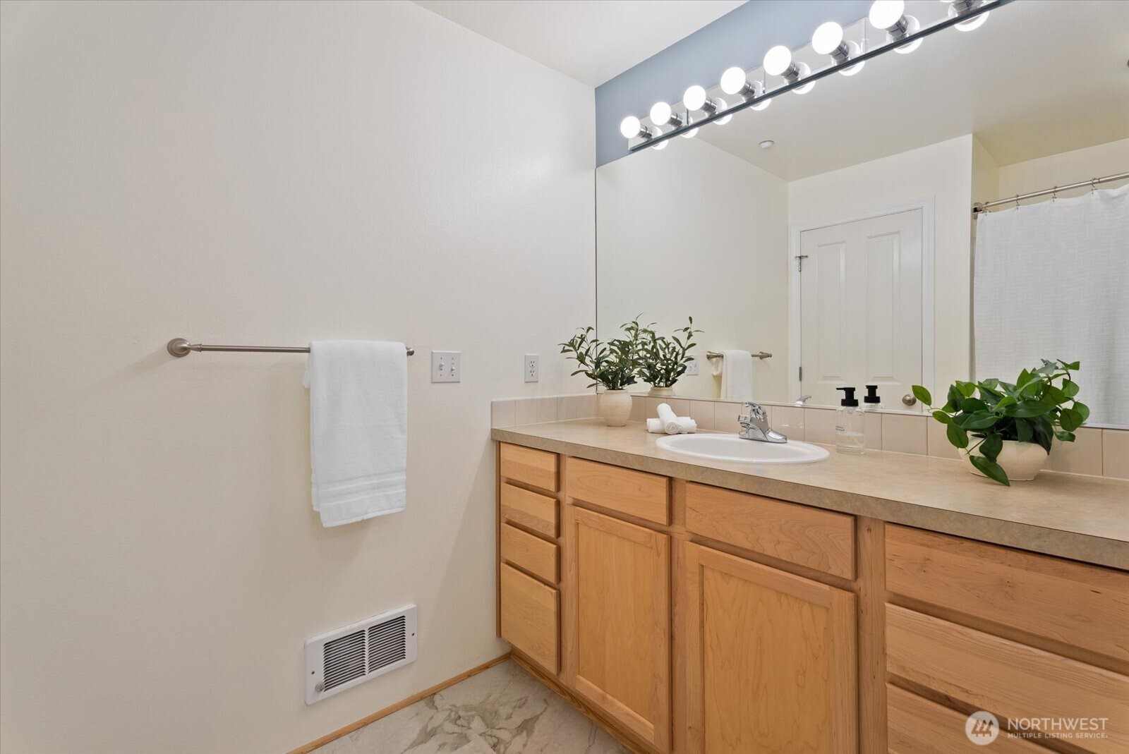 1905 24th Avenue NE Unit: 202