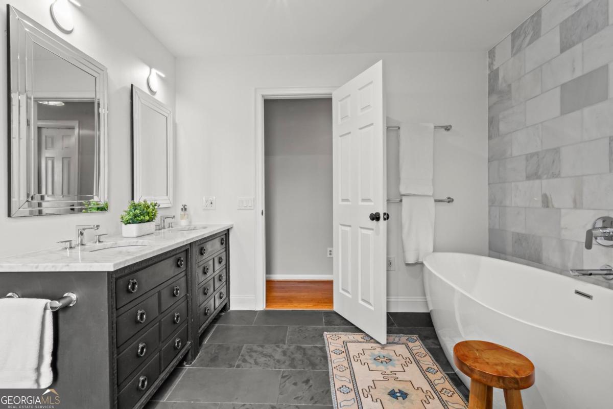 4061 River Cliff Chase