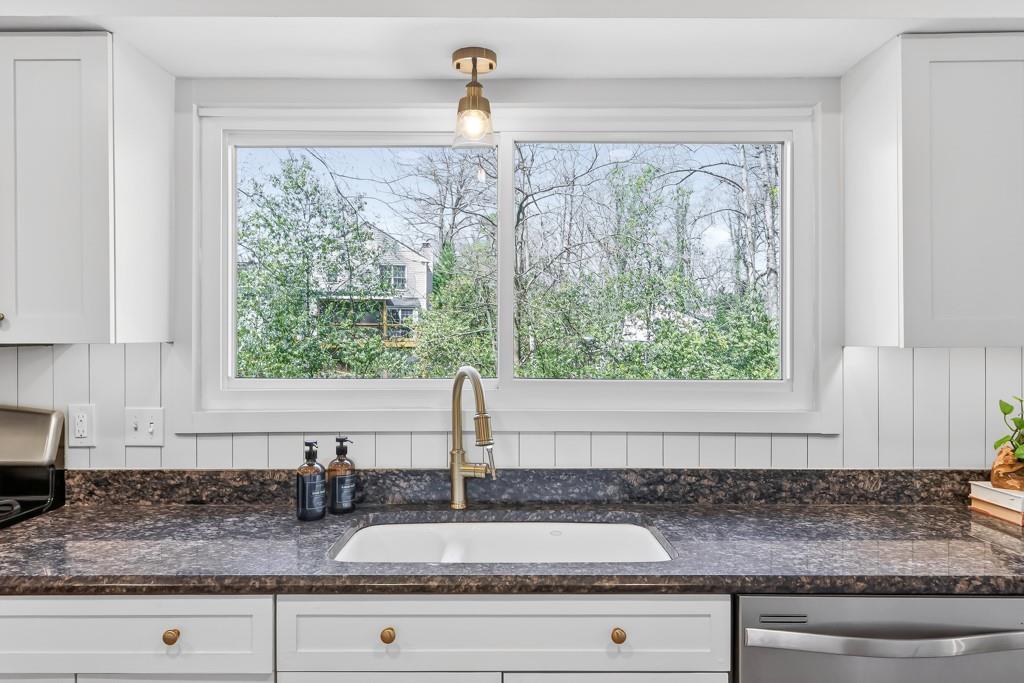 384 Lamplighter Lane SE