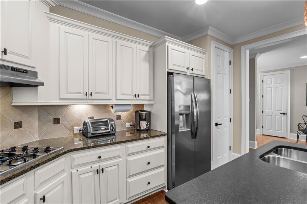 2424 Loxford Lane