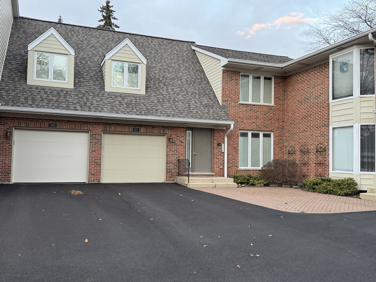 1669 N Belmont Court