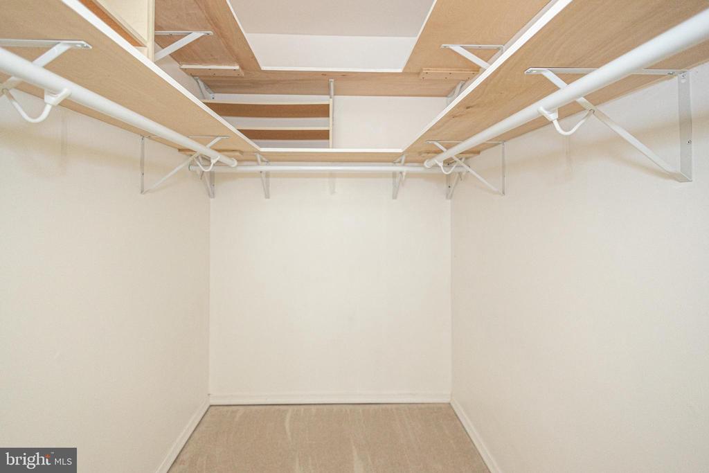 207 MEWS DRIVE Unit: 207